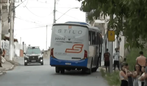 Ônibus passa por cima de idosa e motorista só para após gritos
