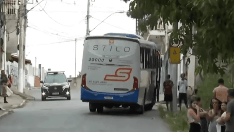 Ônibus passa por cima de idosa e motorista só para após gritos