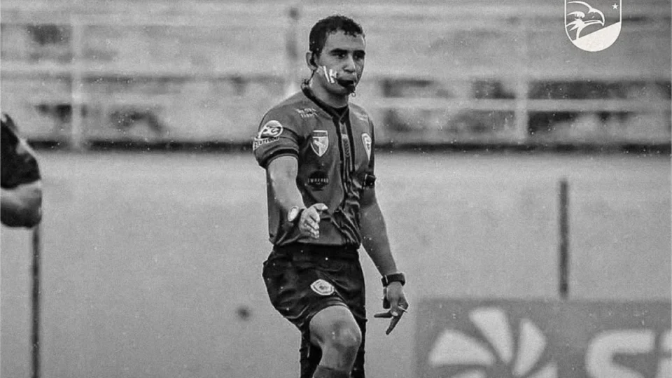 Promessa da arbitragem no Acre morre após caminhonete invadir contramão em rodovia