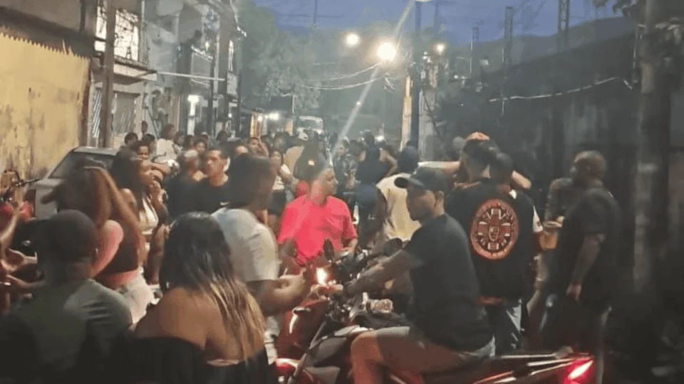 Tiroteio em quadra de escola de samba termina em mortes