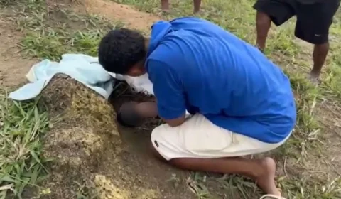 VÍDEO: Bebê recém-nascida é achada abandonada em barranco após choro chamar atenção