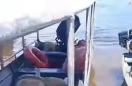 Vídeo chocante mostra casal morto a tiros dentro de lancha na orla de Tefé