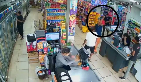 VÍDEO: Homem armado rende atendente e dispara para o alto durante assalto