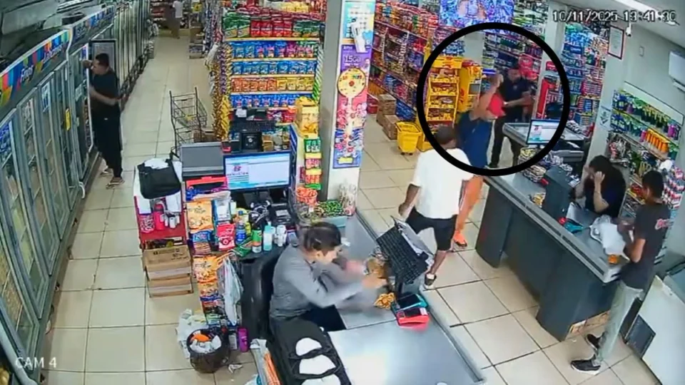 VÍDEO: Homem armado rende atendente e dispara para o alto durante assalto