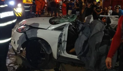 VÍDEO: Homens morrem após carro capotar e atingir árvore em Manaus