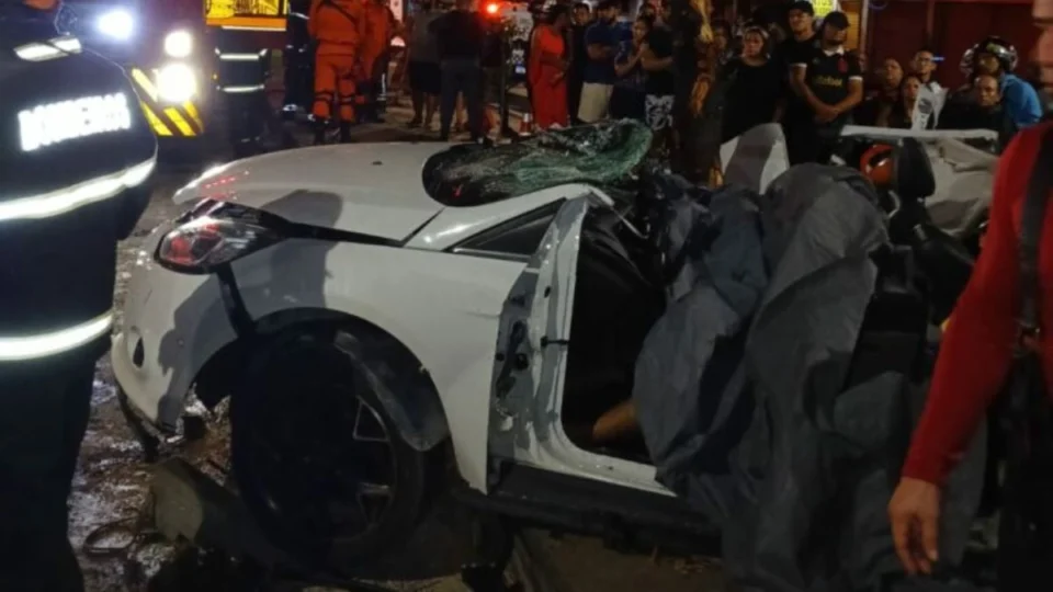 VÍDEO: Homens morrem após carro capotar e atingir árvore em Manaus