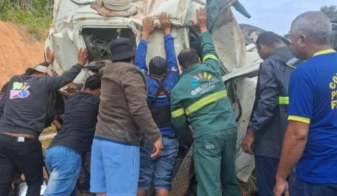 Vídeo registra resgate de motorista após tombamento de caminhão-pipa na AM-010
