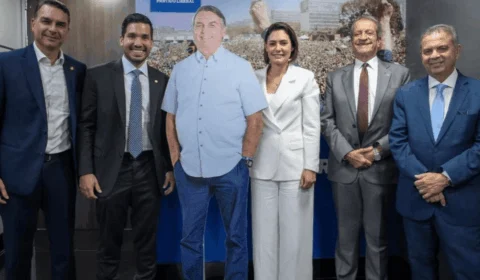 Bolsonaro vira boneco de campanha do PL diante de restrições legais