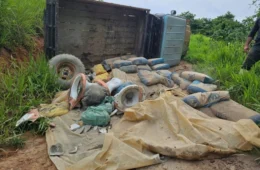 Caminhonete tomba durante transporte de materiais para obra de escola indígena no Acre