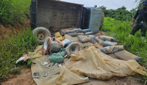 Caminhonete tomba durante transporte de materiais para obra de escola indígena no Acre