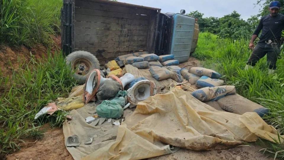 Caminhonete tomba durante transporte de materiais para obra de escola indígena no Acre