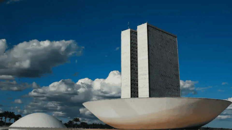 Congresso entra na reta final do ano com promulgação de PEC do IPVA e pautas decisivas na Câmara e no Senado