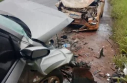 VÍDEO: Carro invade pista contrária, causa colisão frontal e deixa idosos e servidor feridos na BR-364