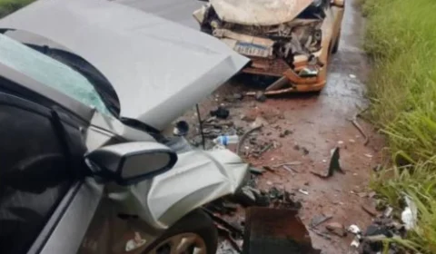 VÍDEO: Carro invade pista contrária, causa colisão frontal e deixa idosos e servidor feridos na BR-364