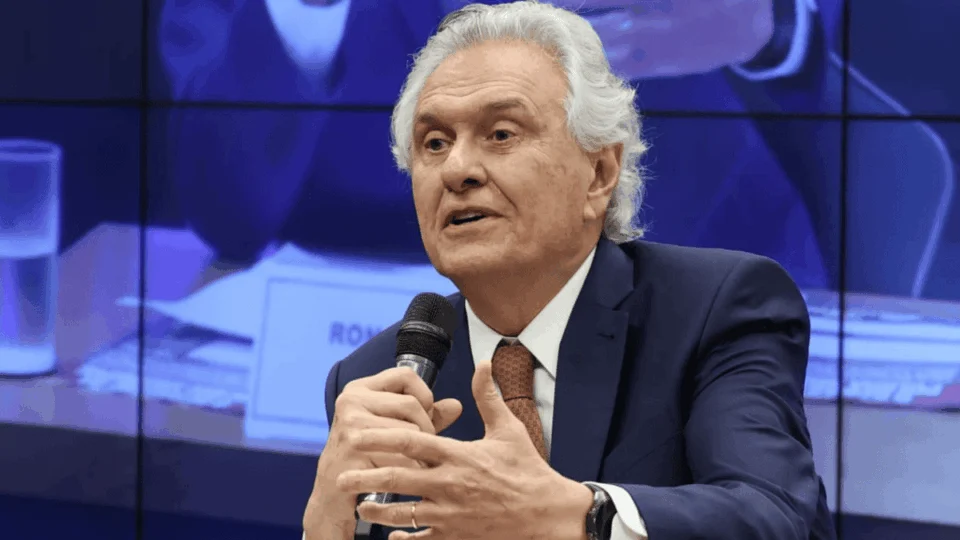 Caiado busca se firmar como nome da direita em meio às movimentações de Flávio Bolsonaro