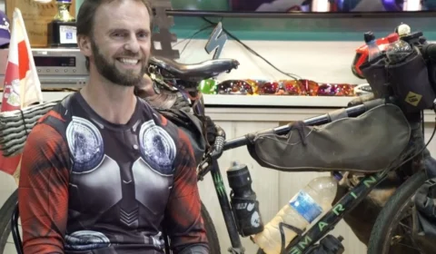 VÍDEO: Cicloviajante bielorrusso pedala pelo Brasil há quase cinco anos e chega a Rondônia após desafios na BR-319