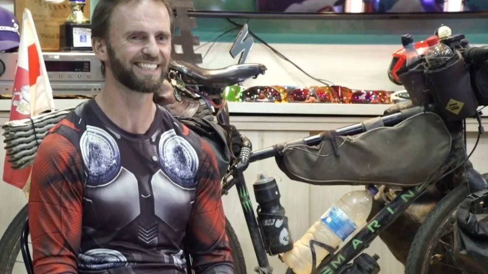 VÍDEO: Cicloviajante bielorrusso pedala pelo Brasil há quase cinco anos e chega a Rondônia após desafios na BR-319