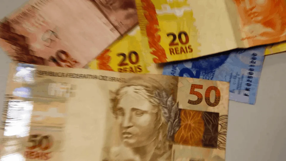 Salário mínimo de 2026 é definido em R$ 1.621, com reajuste de 6,79%