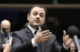 Glauber Braga evita cassação, recebe suspensão de seis meses e leva denúncia contra Hugo Motta à PGR