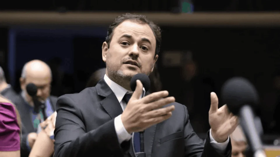 Glauber Braga evita cassação, recebe suspensão de seis meses e leva denúncia contra Hugo Motta à PGR