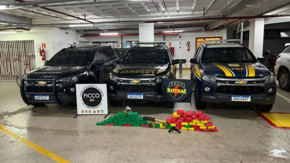 Operação intercepta veículo e apreende grande carga de drogas e armas na BR-364, no Acre