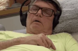 ‘Tragédia anunciada’, diz Carlos Bolsonaro ao expor vídeo e alertar para fragilidade do pai