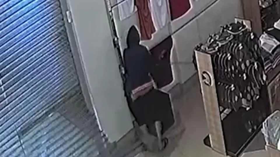 VÍDEO: Criminosos furtam cerca de 300 camisas em loja na Avenida Calama em Porto Velho