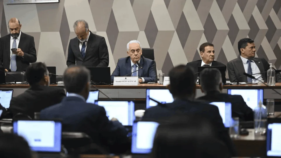 Senado adia votação de redução de penas por quatro horas; PF critica propostas contraditórias de endurecimento e anistia