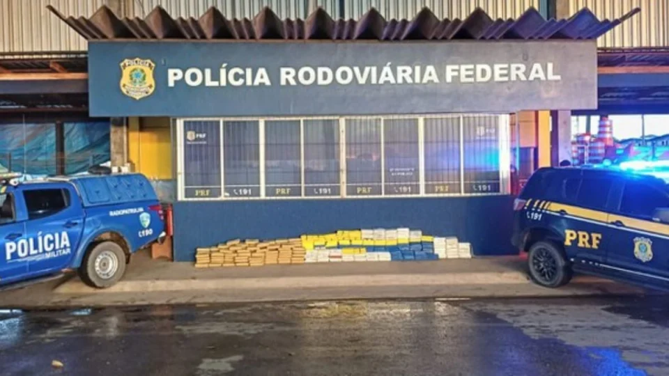 PRF apreende mais de 330 quilos de drogas durante operação na BR-421