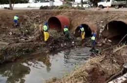 VÍDEO: Córrego da Rua Rafael Vaz e Silva recebe manutenção após reclamações da comunidade em Porto Velho