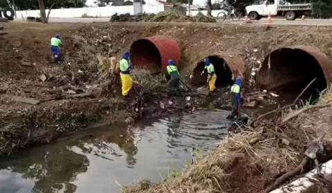 VÍDEO: Córrego da Rua Rafael Vaz e Silva recebe manutenção após reclamações da comunidade em Porto Velho