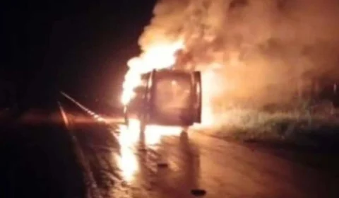 VÍDEO: Ambulância de Alta Floresta do Oeste pega fogo na RO-479 em Rolim de Moura