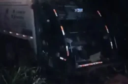 VÍDEO: Caminhão de coleta de lixo cai em ribanceira na BR-319 em Porto Velho