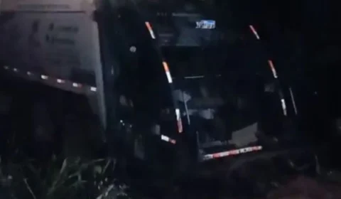 VÍDEO: Caminhão de coleta de lixo cai em ribanceira na BR-319 em Porto Velho