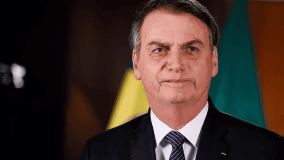 Justiça suspende liminar e mantém benefícios a Bolsonaro, com bloqueio apenas de veículos durante prisão