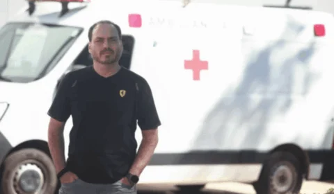 Impedido de acompanhar o pai, Carlos Bolsonaro aguarda do lado de fora do hospital 