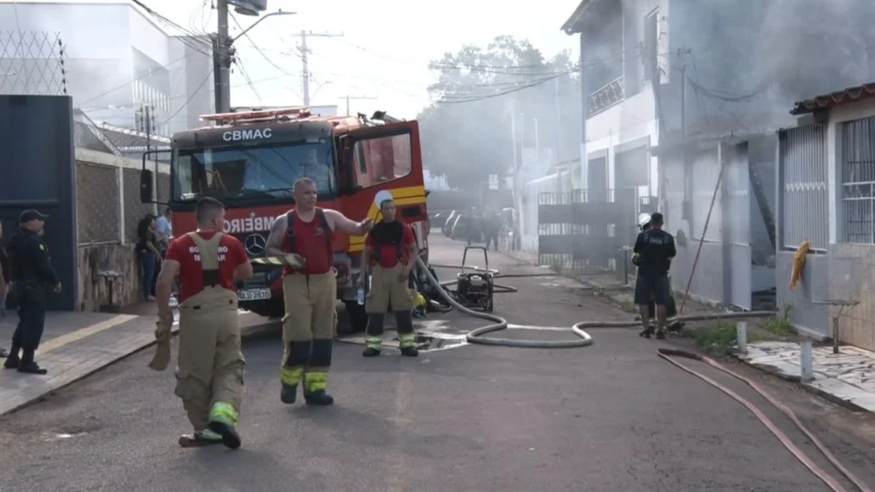 VÍDEO: incêndio deixa casa destruída em bairro de Rio Branco