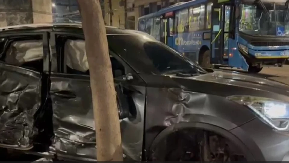 VÍDEO: Colisão entre ônibus e carro deixa duas pessoas feridas no centro de Porto Velho