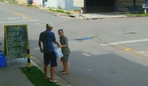 VÍDEO: Homem rouba sacola, descobre que era uniforme e devolve à vítima em Porto Velho