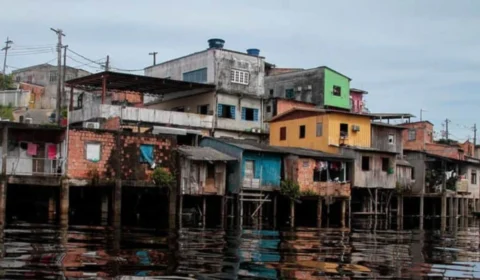 Amazonas tem 453 mil domicílios em áreas informais, aponta IBGE