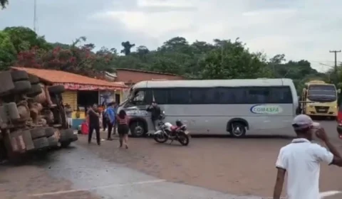 Carreta com carga de arroz tomba na BR-422 e atinge micro-ônibus no Pará