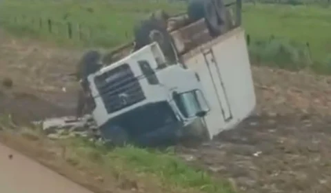 VÍDEO: Motorista perde controle da direção e caminhão com carga de peixes capota em Candeias do Jamari (RO)