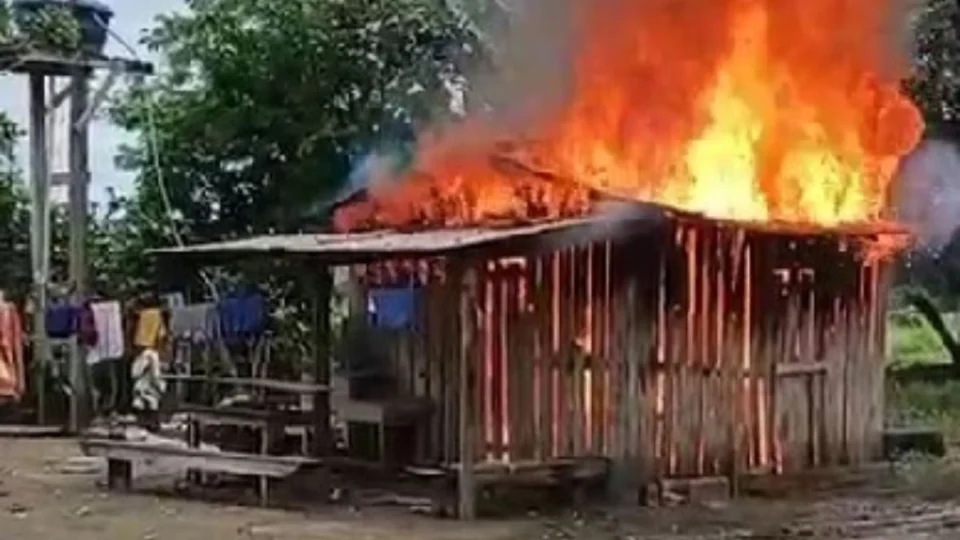 VÍDEO: Homem morre carbonizado após incêndio em residência na zona rural de Candeias do Jamari