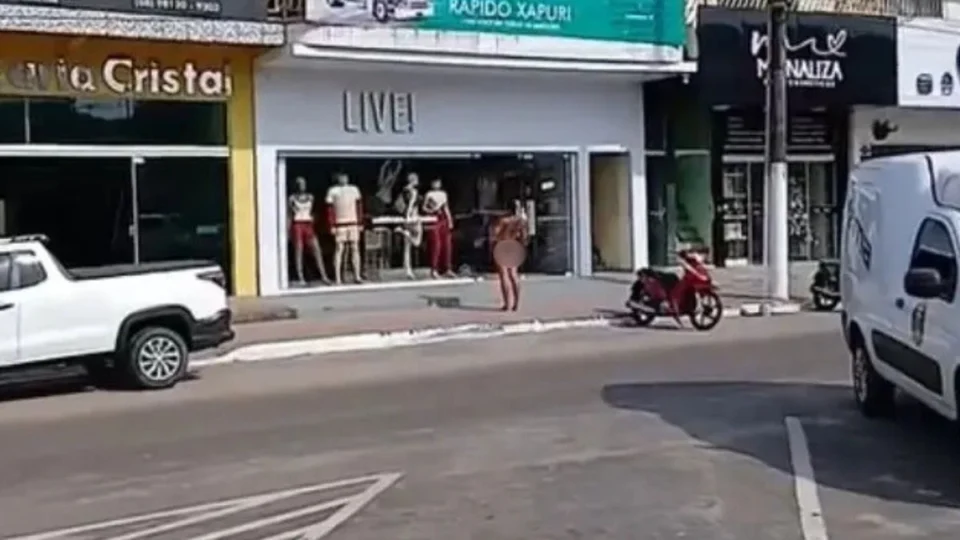 VÍDEO: Homem em possível surto psicótico é visto caminhando sem roupas no interior do Acre