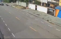 VÍDEO: Motociclista é arremessado após colisão em cruzamento no São João Bosco em Porto Velho