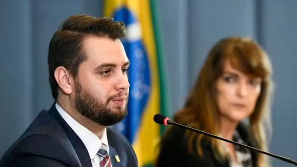 Ex-assessor de Bolsonaro, Filipe Martins, é preso por ordem de Moraes após fuga frustrada de Silvinei Vasques