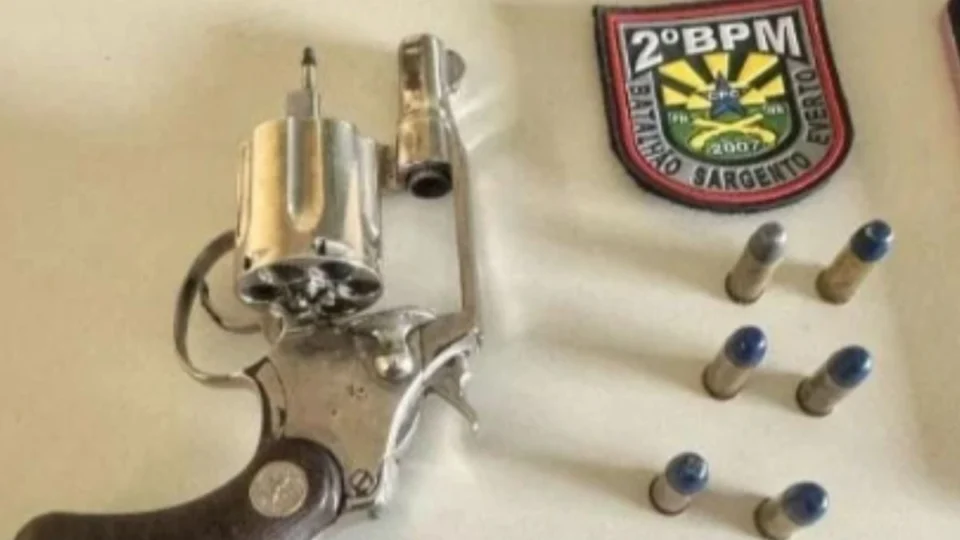 Dupla é presa após assaltar mulher no bairro Bela Vista