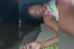 Mulher é encontrada morta e seminua sob micro-ônibus em Presidente Figueiredo