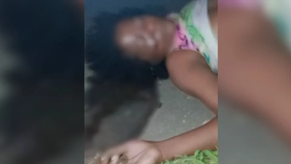 Mulher é encontrada morta e seminua sob micro-ônibus em Presidente Figueiredo