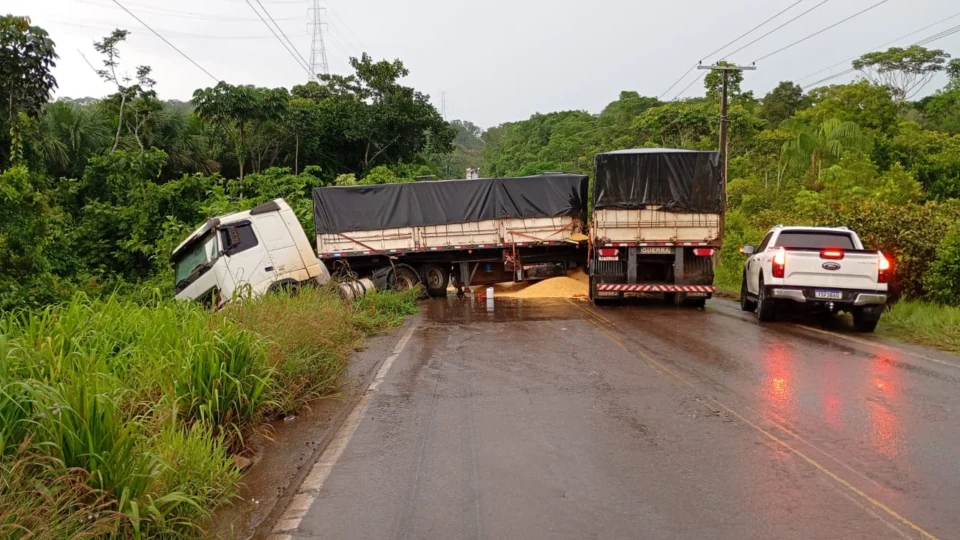 BR-174 é bloqueada após caminhão com milho perder controle em ladeira